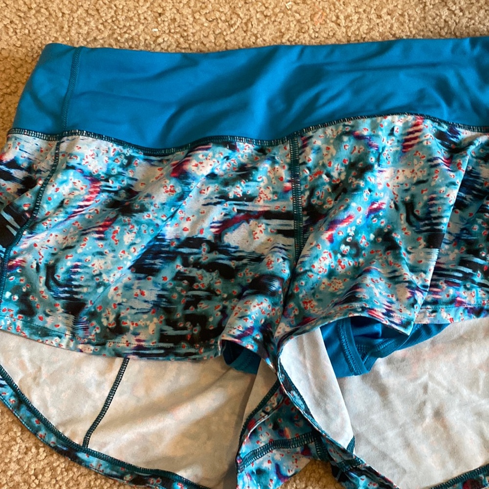 Size 6- Speed up 2.5 Lululemon shorts